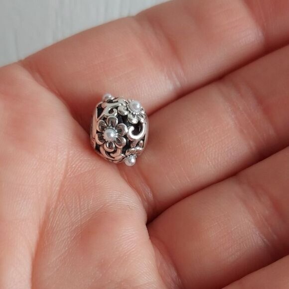 925 Sterling Silver Vintage Pearl Flowers Charm - Picture 2 of 5